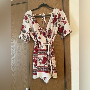 Floral Romper ❤️🤍 Size Medium